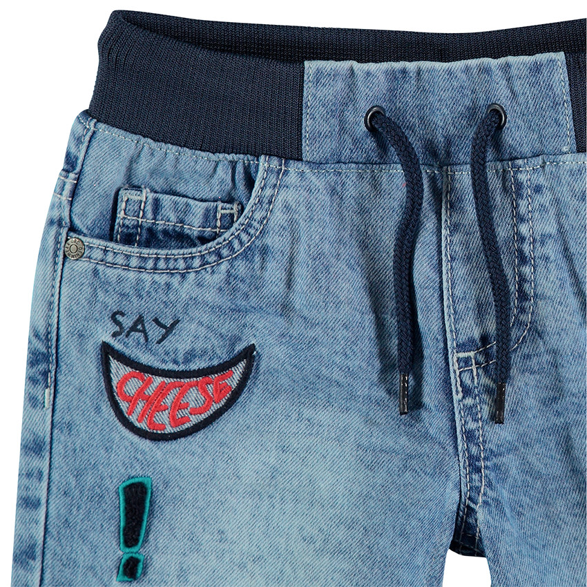 Τζιν βερμούδα με used όψη, λάστιχο στη μέση και απλικέ σήματα 