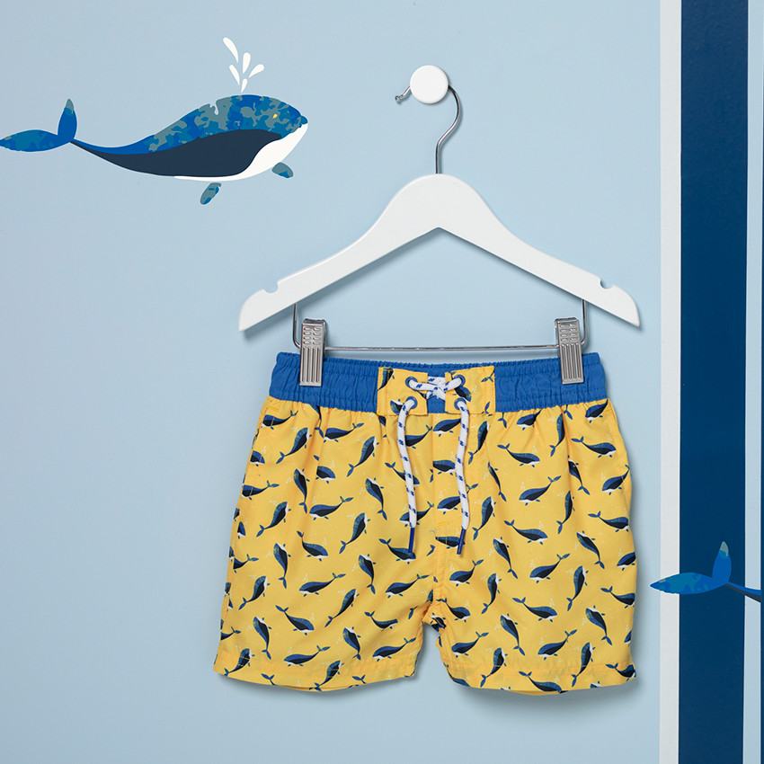 Εμπριμέ κίτρινο  μαγιό-σορτσάκι με μοτίβο φάλαινες 