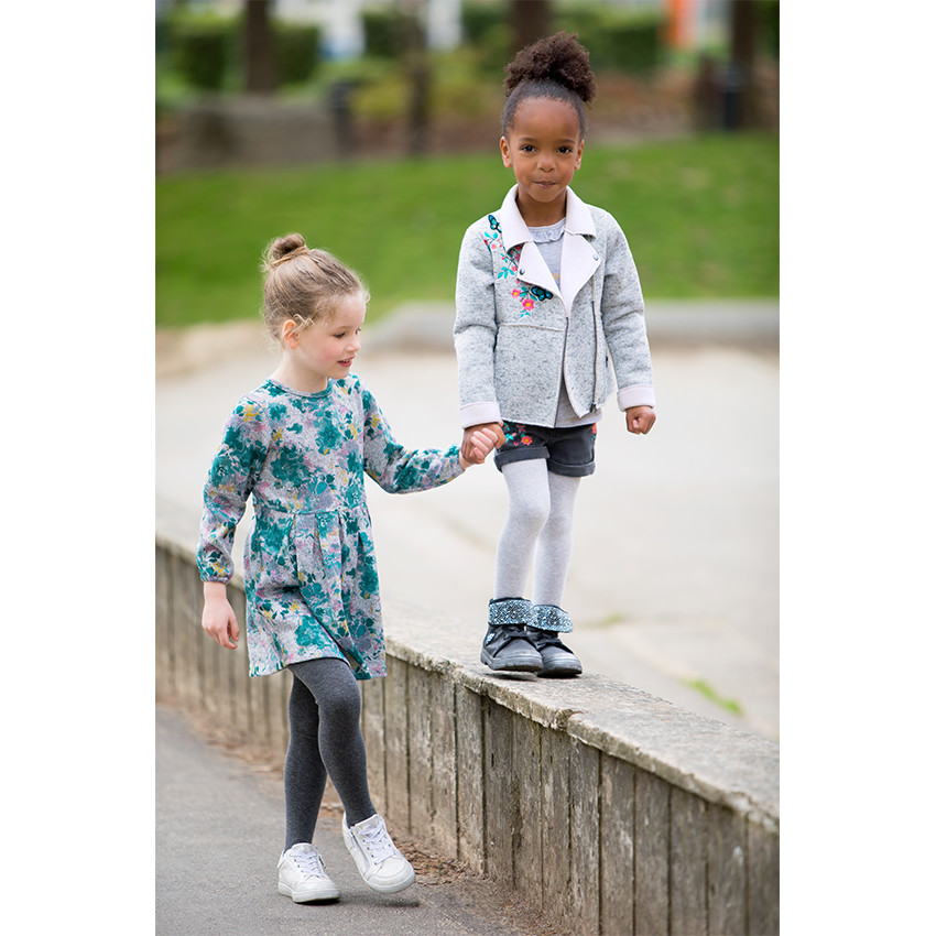 Τζιν σορτς με κέντημα και ζώνη με παγιέτες 