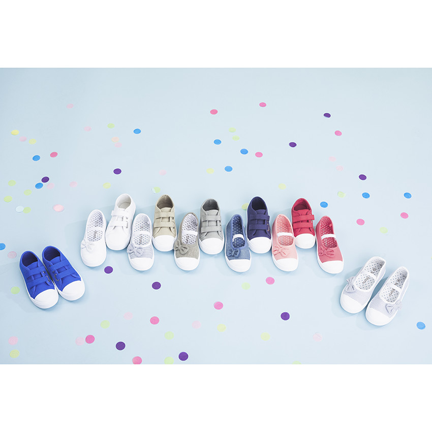 Χαμηλά μονόχρωμα κόκκινα υφασμάτινα αθλητικά παπούτσια με αυτοκόλλητο velcro, σε νούμερο 24 έως 27 