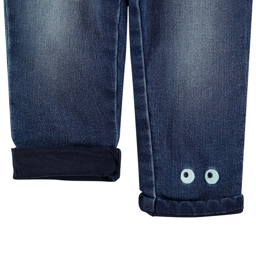 Τζιν με used όψη, ζέρσεϊ επένδυση και κεντημένα μάτια 