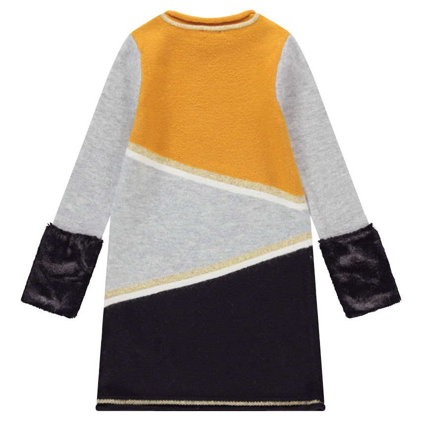 Πλεκτό μακρυμάνικο φόρεμα με παιχνίδι αντιθέσεων και λεπτομέρειες από ψεύτικη γούνα 