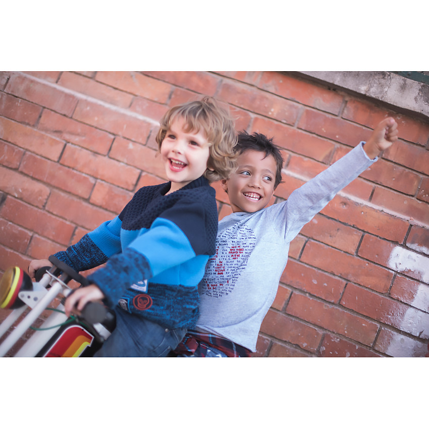 Μακρυμάνικη μπλούζα με κουκούλα και στάμπα νεκροκεφαλή 