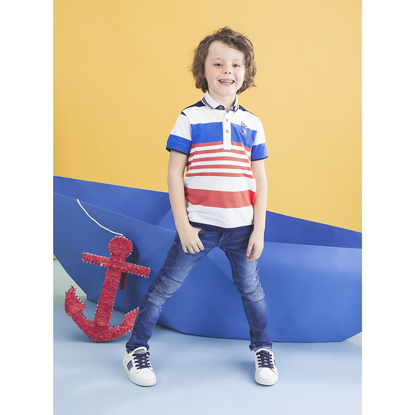 Τζιν με φθαρμένη και τσαλακωμένη όψη και αφαιρούμενη χρωματιστή ζώνη 