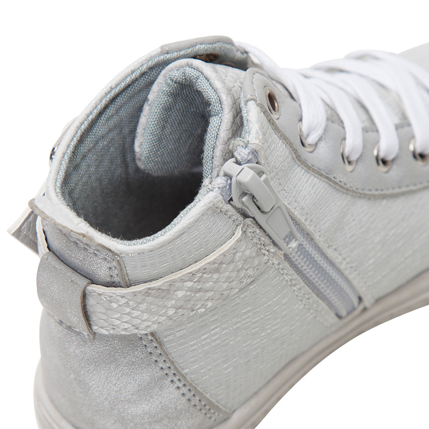 Ασημί μποτάκια με κορδόνια και φερμουάρ με διακοσμητική αγκράφα σε νούμερα από 24 έως 27 