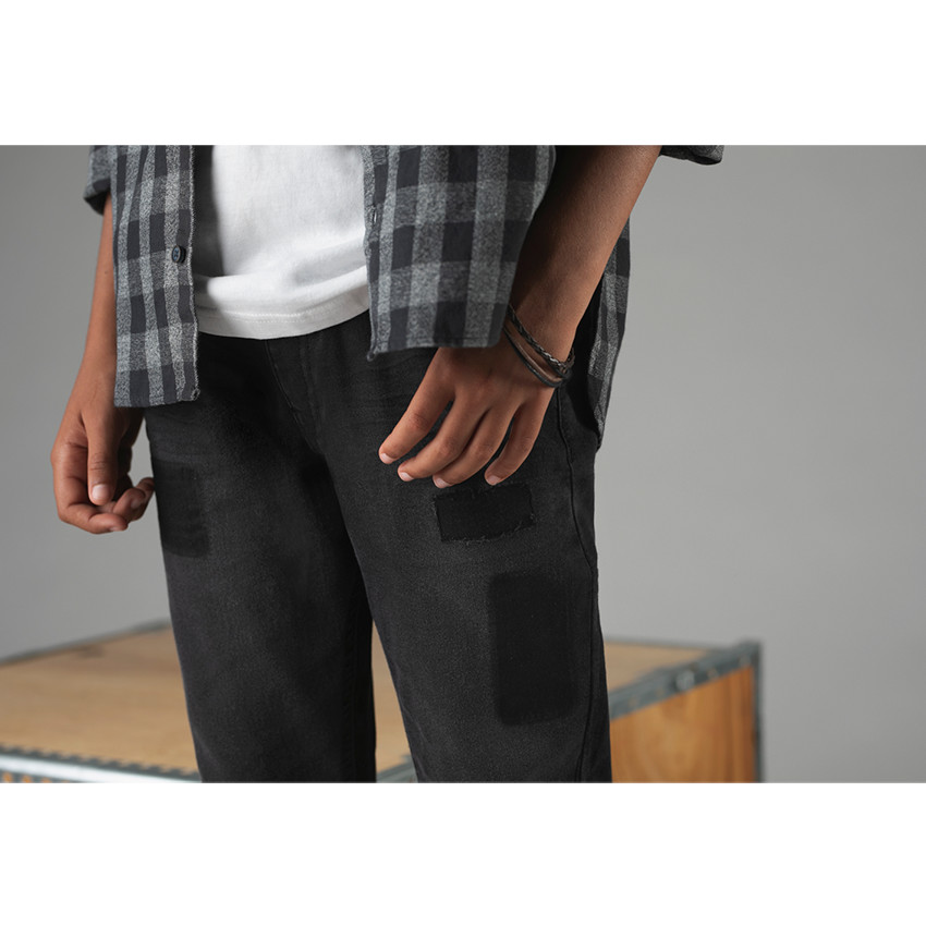 Τζιν με φθαρμένη και τσαλακωμένη όψη και αποτυπώματα μπαλωμάτων 