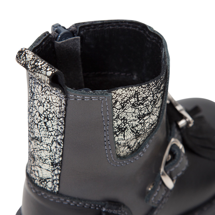 Μποτάκια μαύρα δερμάτινα με διακοσμητικά κρόσσια με φαντεζί φάσες 