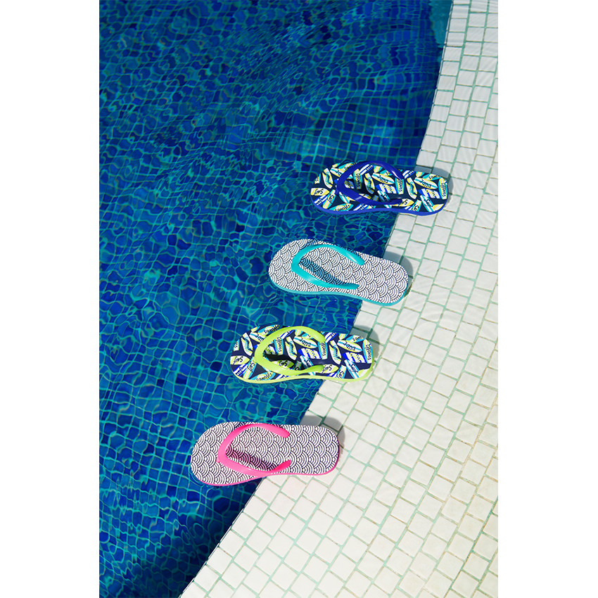 Σαγιονάρες τιρκουάζ με διακοσμητικό σχέδιο 