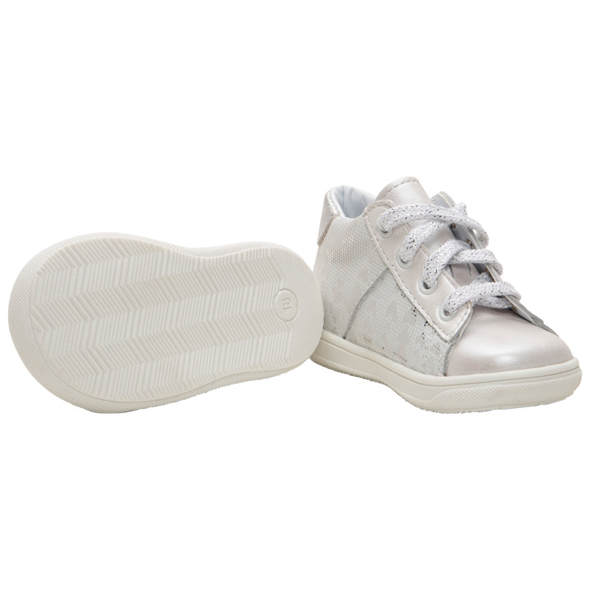 Γυαλιστερά μποτάκια με ασημί μοτίβα και κορδόνια  