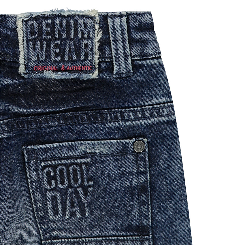Τζιν με used όψη, μόνιμες τσακίσεις και σκισίματα  