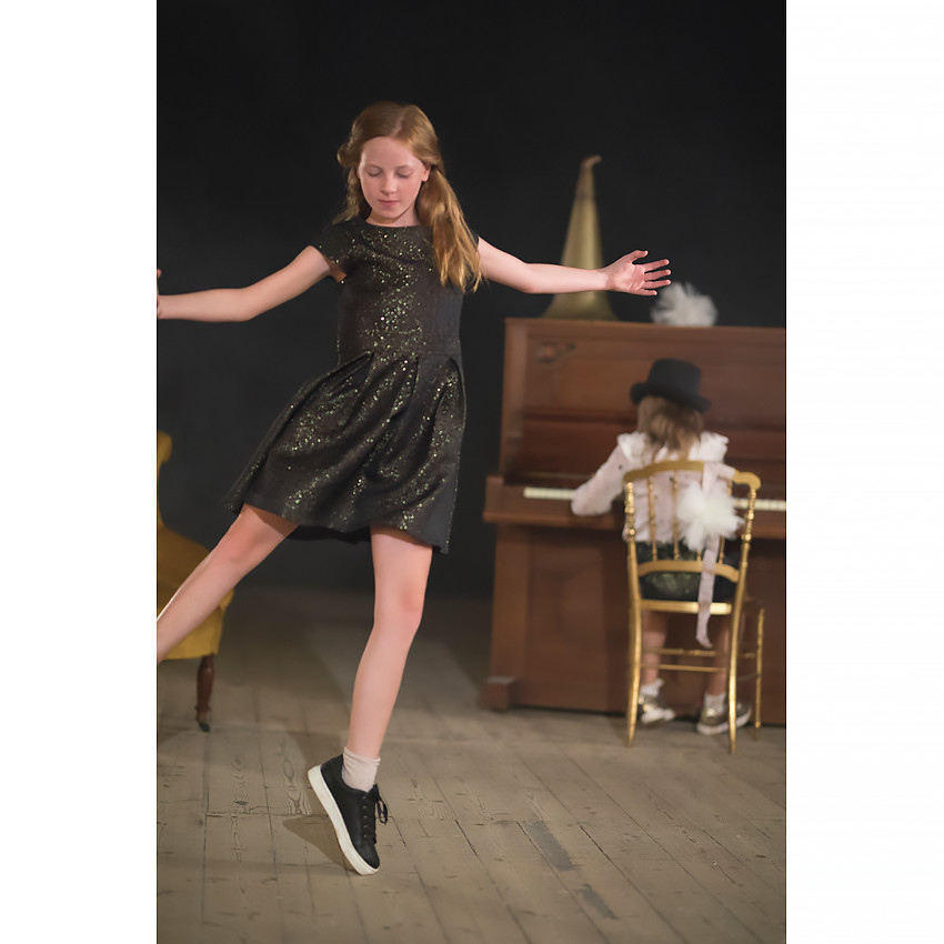 Παιδικά - Κοντομάνικο φόρεμα με ζακάρ μοτίβο με χρυσαφί ίνες για μελανζέ όψη 