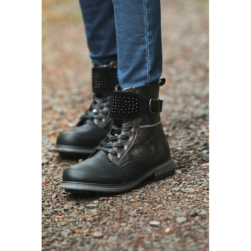 Μαύρες μπότες με εφέ κροκό και διακοσμητικά στρας 