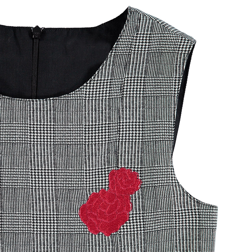 Αμάνικο καρό φόρεμα πρενς-ντε-γκαλ με κεντημένα λουλούδια 