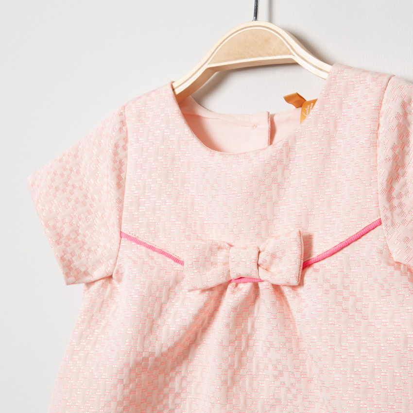 Κοντομάνικο ζακάρ φόρεμα με φιόγκο σε παρόμοια απόχρωση. 