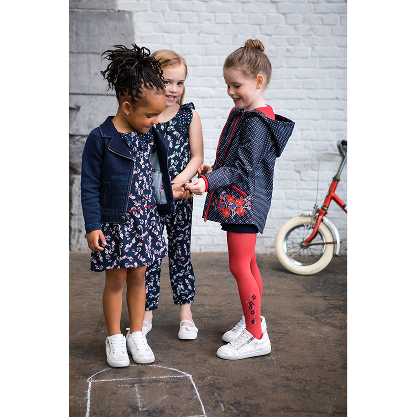 Εμπριμέ κρεπ φόρεμα με βολάν στη λαιμόκοψη 