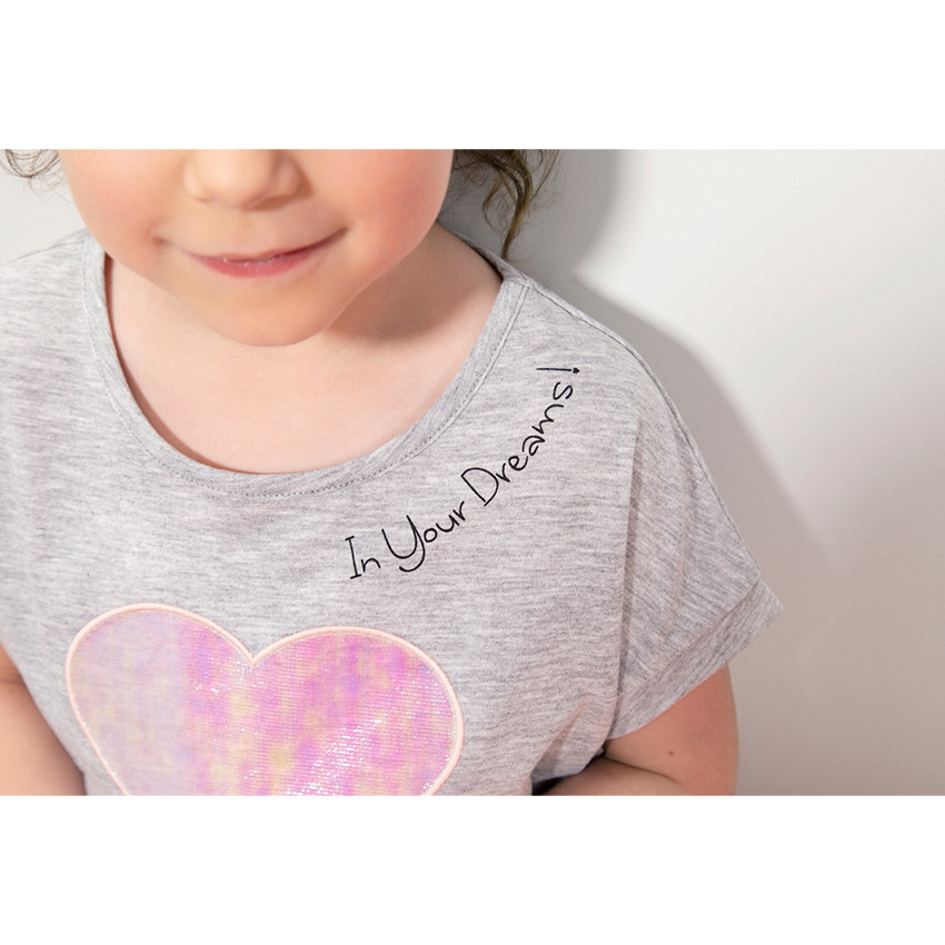 Κοντομάνικη μπλούζα σε τετράγωνη γραμμή με μπάλωμα με ιριδίζουσα καρδούλα 