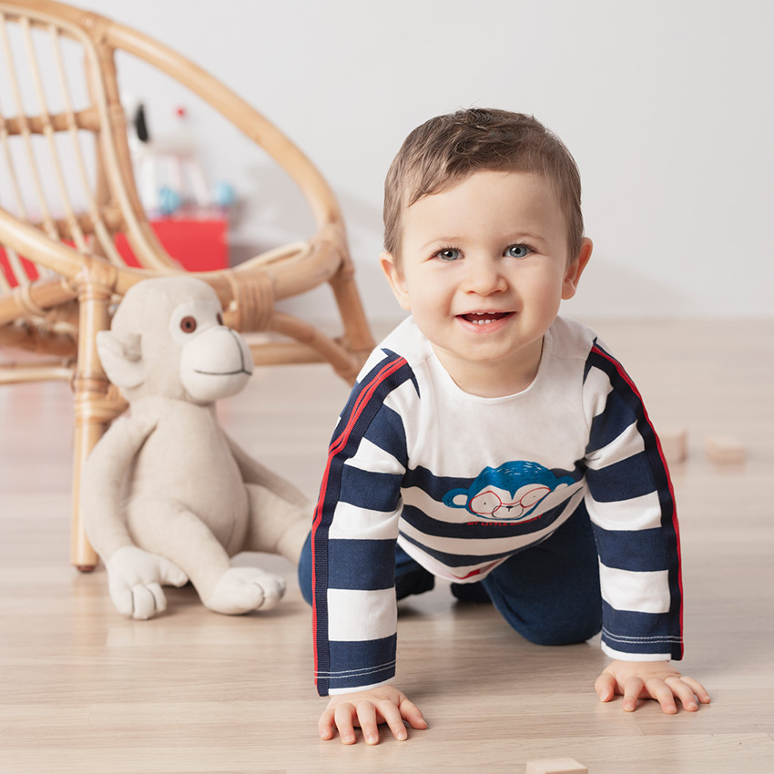 Σύνολο με μπλούζα με στάμπα πίθηκο και φανελένιο παντελόνι 