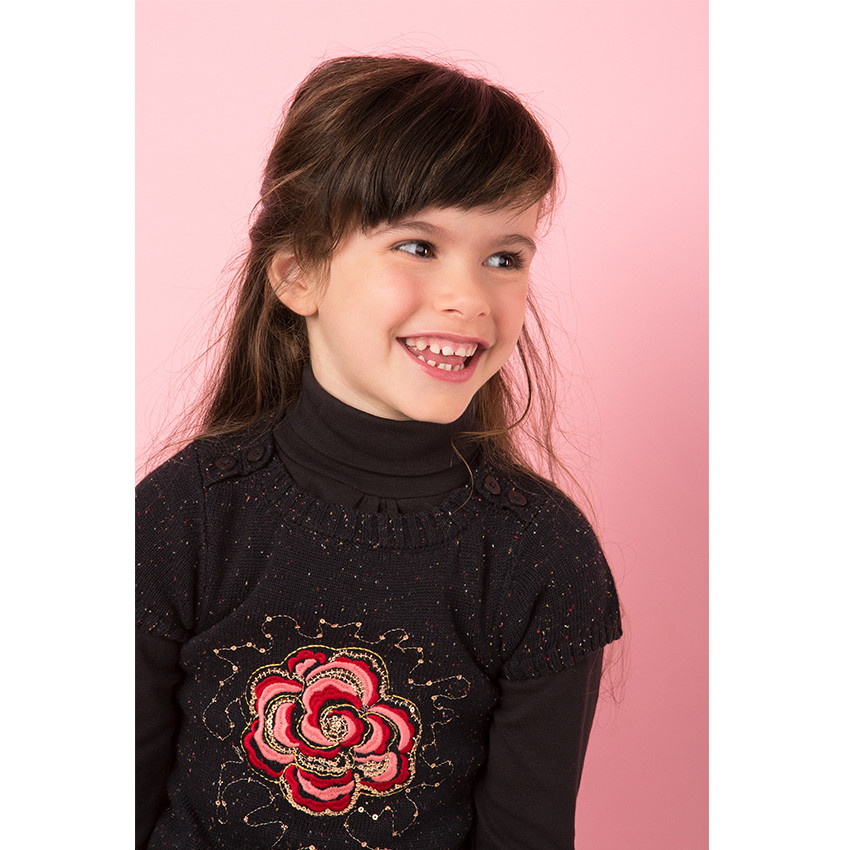 Πλεκτό κοντομάνικο φόρεμα με κεντημένο λουλούδι 