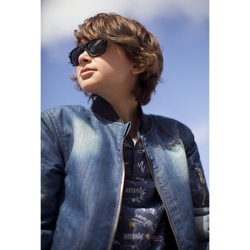 Κοντομάνικη μπλούζα από ζέρσεϊ με εμπριμέ μοτίβο και λαιμόκοψη κελεμπίας 