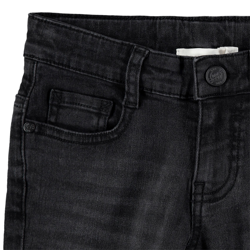 Τζιν σε slim γραμμή με used όψη και μόνιμες τσακίσεις 