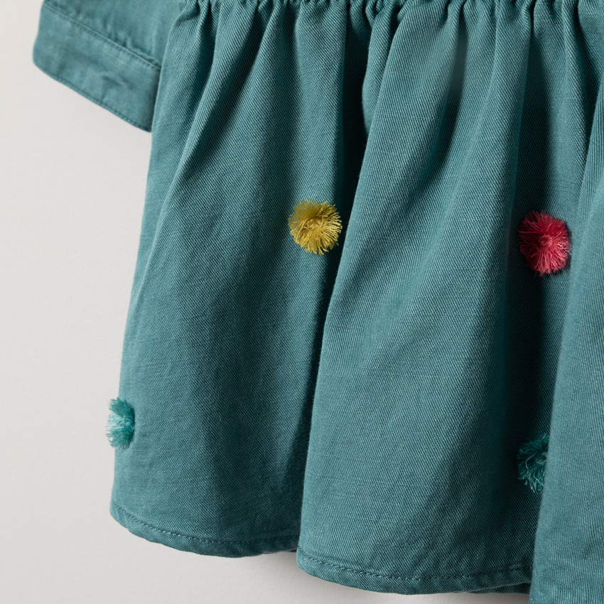 Μακρυμάνικο φόρεμα σε σχήμα πουκαμίσου με πολύχρωμα πομ-πομ στο κάτω μέρος 