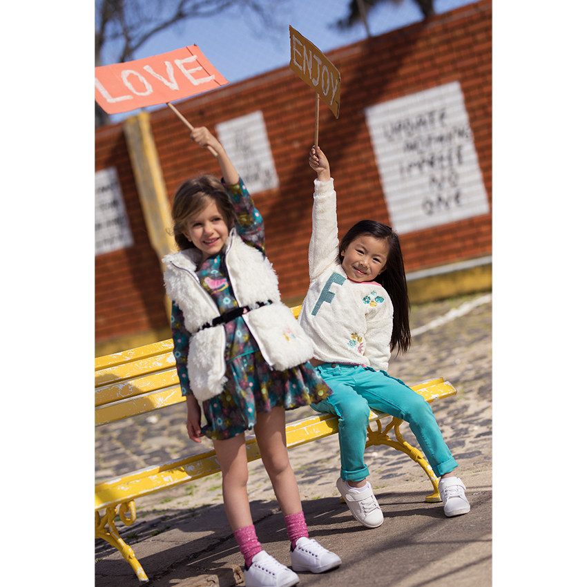 Φούτερ από συνθετική γούνα με κεντημένα μοτίβα και πούλιες 