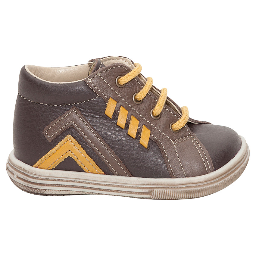 Δερμάτινα μποτάκια σοκολατί με κορδόνια σε χρώμα που κάνει αντίθεση 