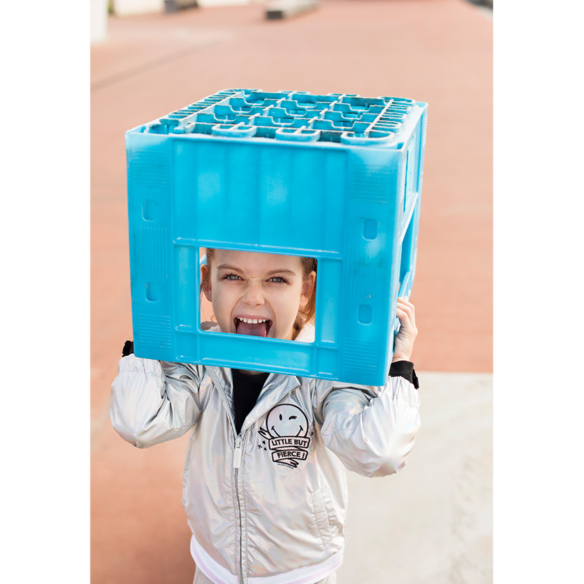 Ιριδίζον μπουφάν με επένδυση ζέρσεϊ και κεντημένο μοτίβο ©Smiley 