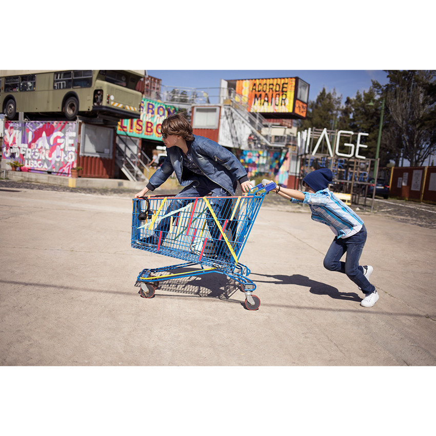 Κοντομάνικη μπλούζα από ζέρσεϊ με εμπριμέ μοτίβο και λαιμόκοψη κελεμπίας 