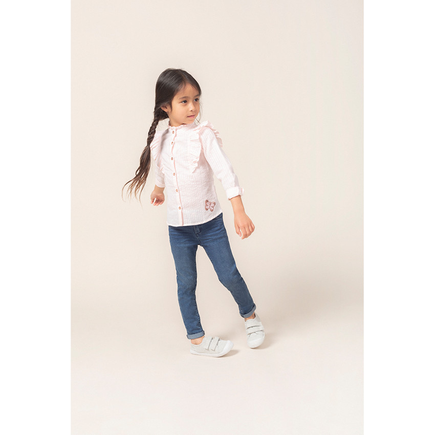 Τζιν σε slim γραμμή με φθαρμένη και τσαλακωμένη όψη 