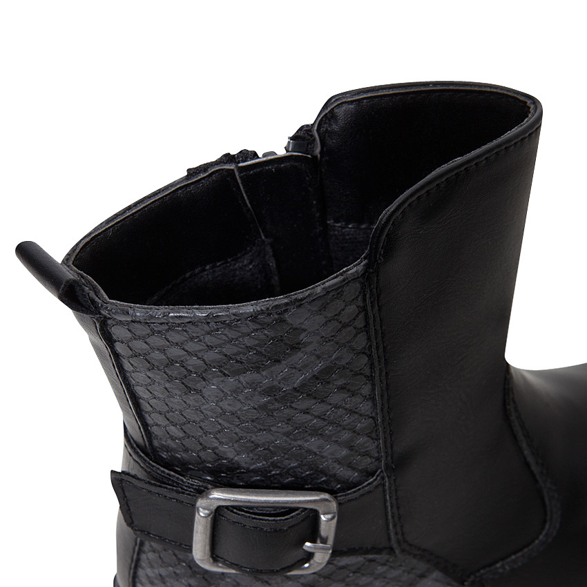 Μποτάκια μαύρα από δερματίνη με διακοσμητική αγκράφα και φάσες από φίδι 