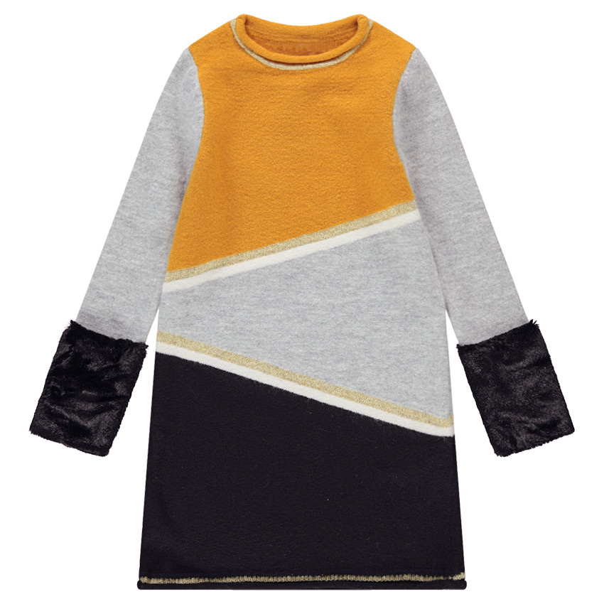 Πλεκτό μακρυμάνικο φόρεμα με παιχνίδι αντιθέσεων και λεπτομέρειες από ψεύτικη γούνα 