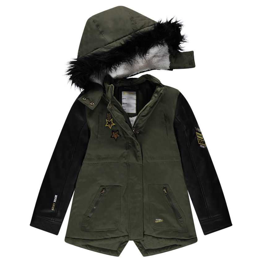 Παρκά από δύο υλικά, επένδυση από sherpa και αφαιρούμενη κουκούλα 