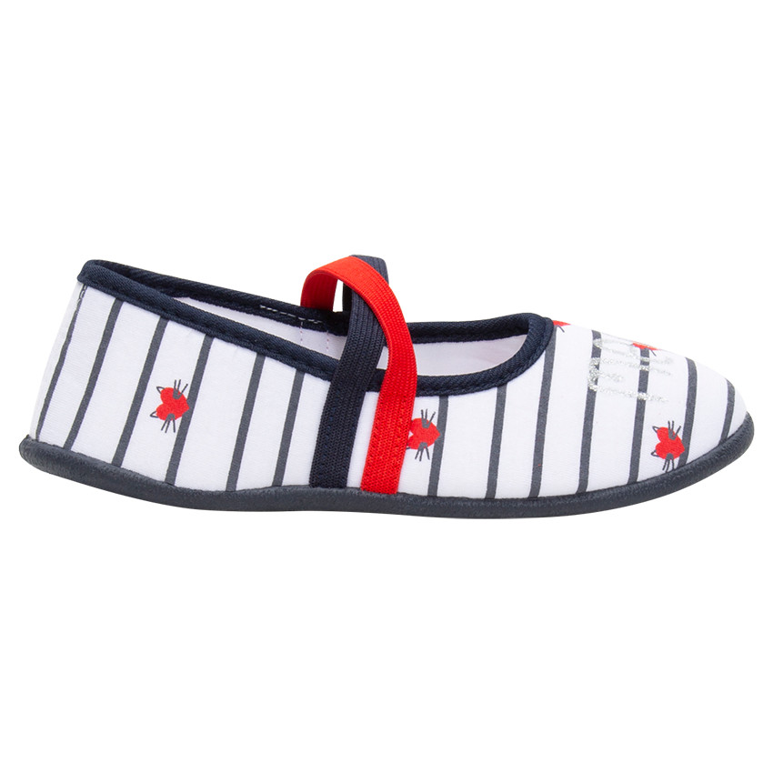 Παντοφλάκια ζέρσεϊ με ρίγες και καρδιές που κάνουν αντίθεση. 