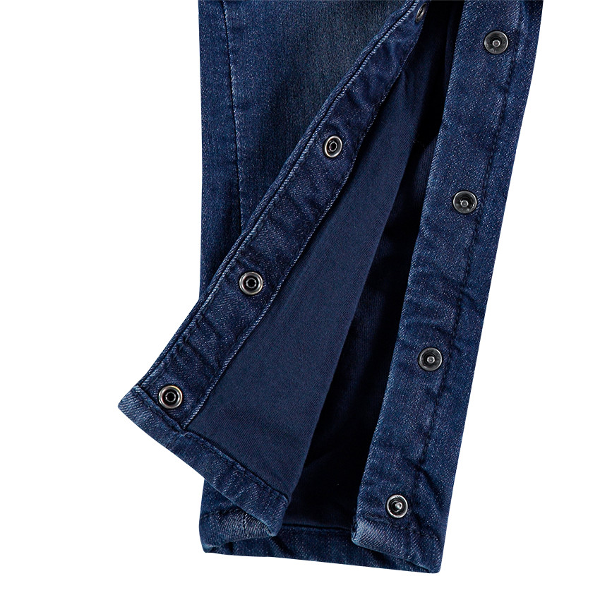 Σαλοπέτα ντένιμ με φθαρμένη όψη, επένδυση ζέρσεϊ και σήματα που κάνουν αντίθεση  