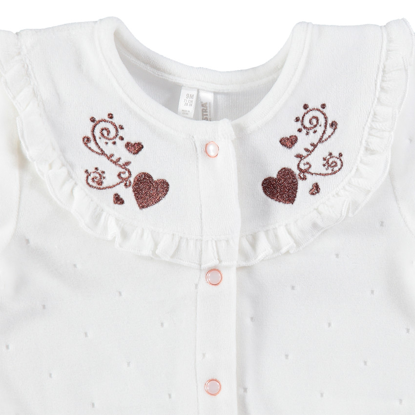 Βελουτέ φορμάκι ύπνου με βολάν στη λαιμόκοψη και κεντημένα μοτίβα 