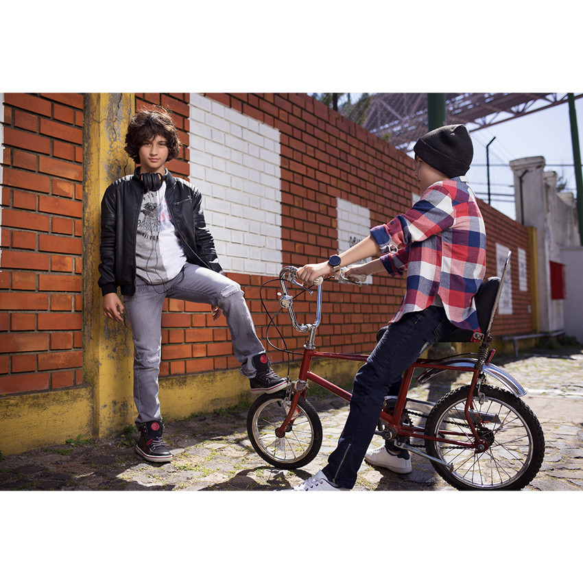 Παιδικά - Κοντομάνικη δίχρωμη μπλούζα από ζέρσεϊ με τύπωμα 