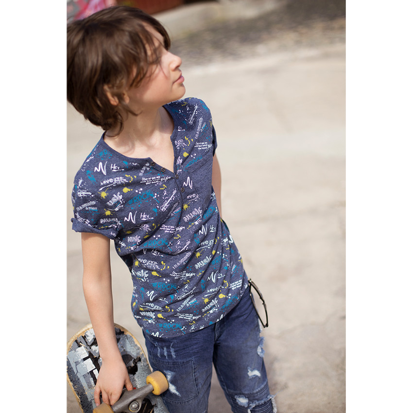 Κοντομάνικη μπλούζα από ζέρσεϊ με εμπριμέ μοτίβο και λαιμόκοψη κελεμπίας 