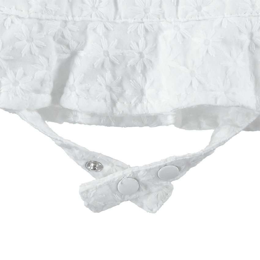 Καπελάκι με κεντημένα λουλούδια σε ελαφρώς διαφορετικό τόνο 