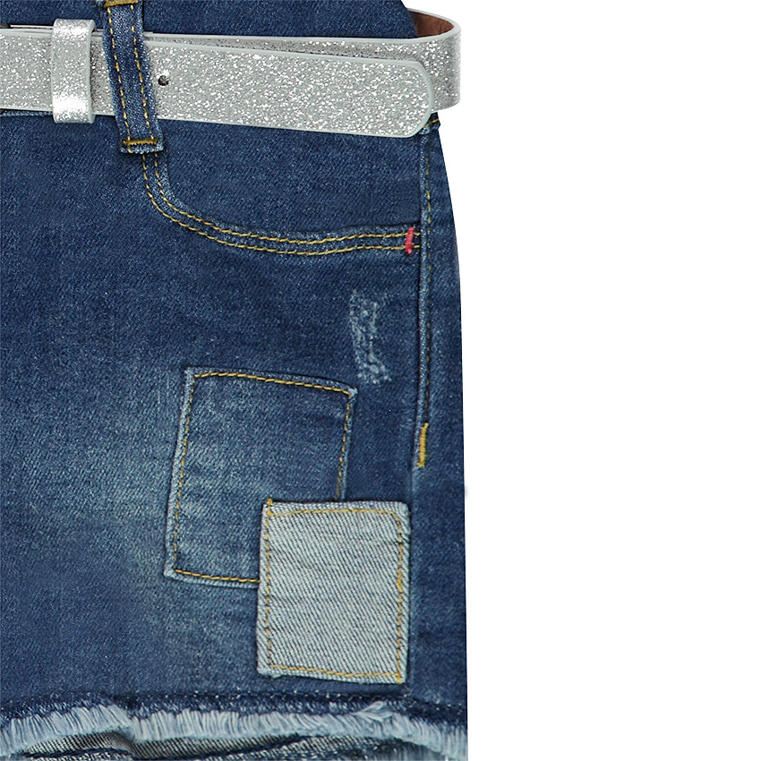 Τζιν σορτσάκι με φθαρμένη όψη και αφαιρούμενη ζώνη με παγιέτες 