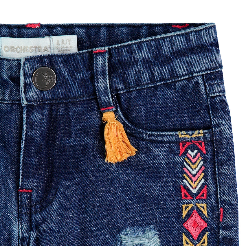 Σορτς με used όψη, κεντημένες μπορντούρες σε έθνικ στυλ και κρόσσια στο τελείωμα 