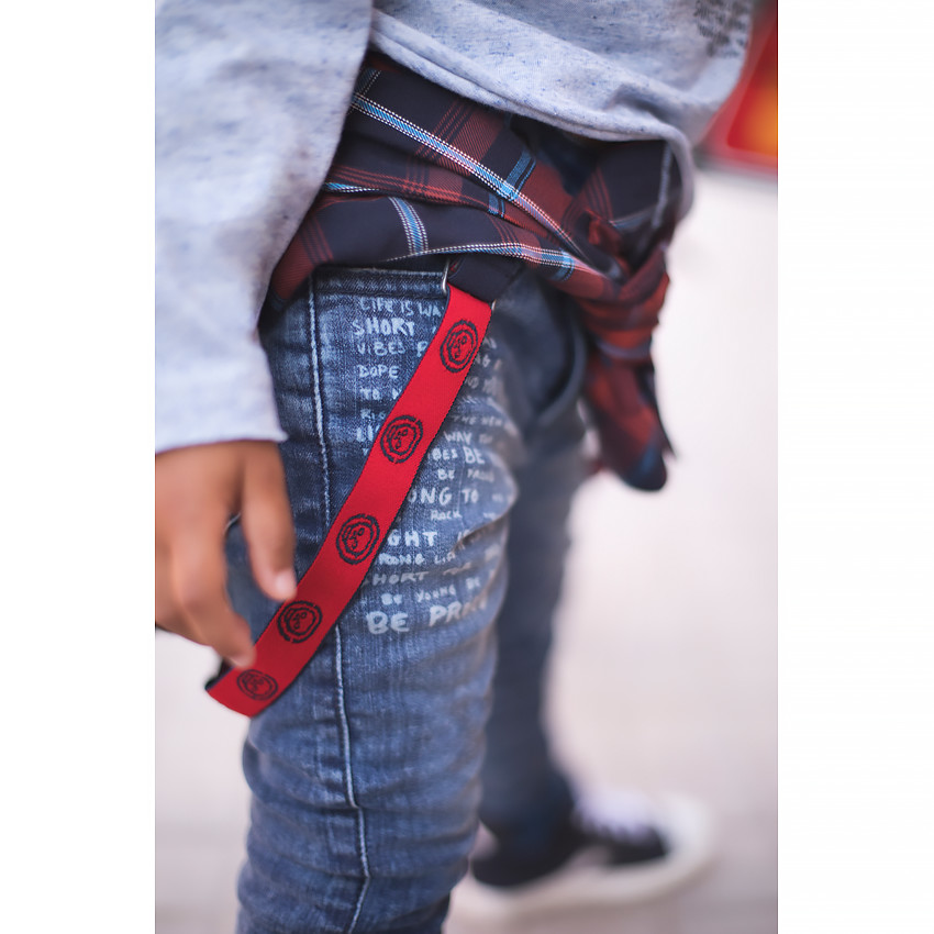 Τζιν με used όψη, επένδυση με καρό φανέλα και αφαιρούμενες τιράντες 