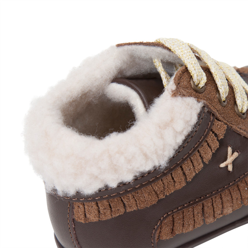 Δερμάτινα σουέτ μποτάκια με μεταλλιζέ κρόσσια   