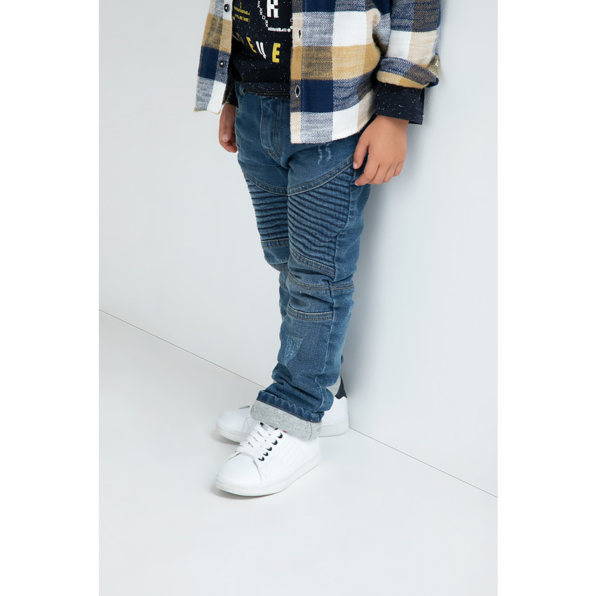 Τζιν με φθαρμένη και τσαλακωμένη όψη ζέρσεϊ με ραφές 