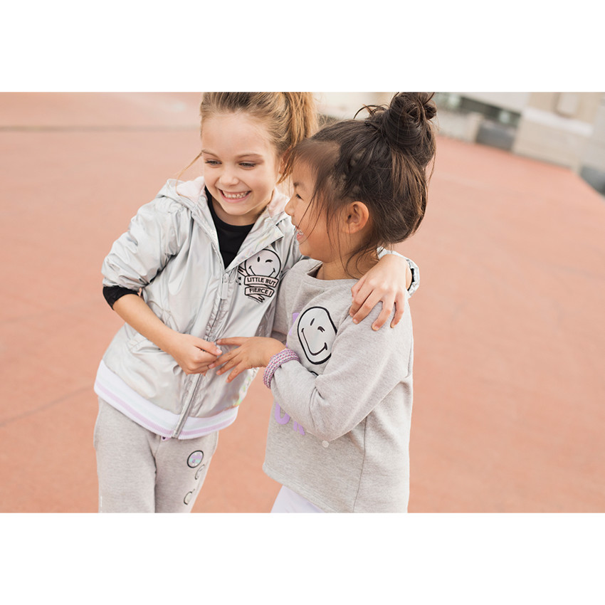 Ιριδίζον μπουφάν με επένδυση ζέρσεϊ και κεντημένο μοτίβο ©Smiley 