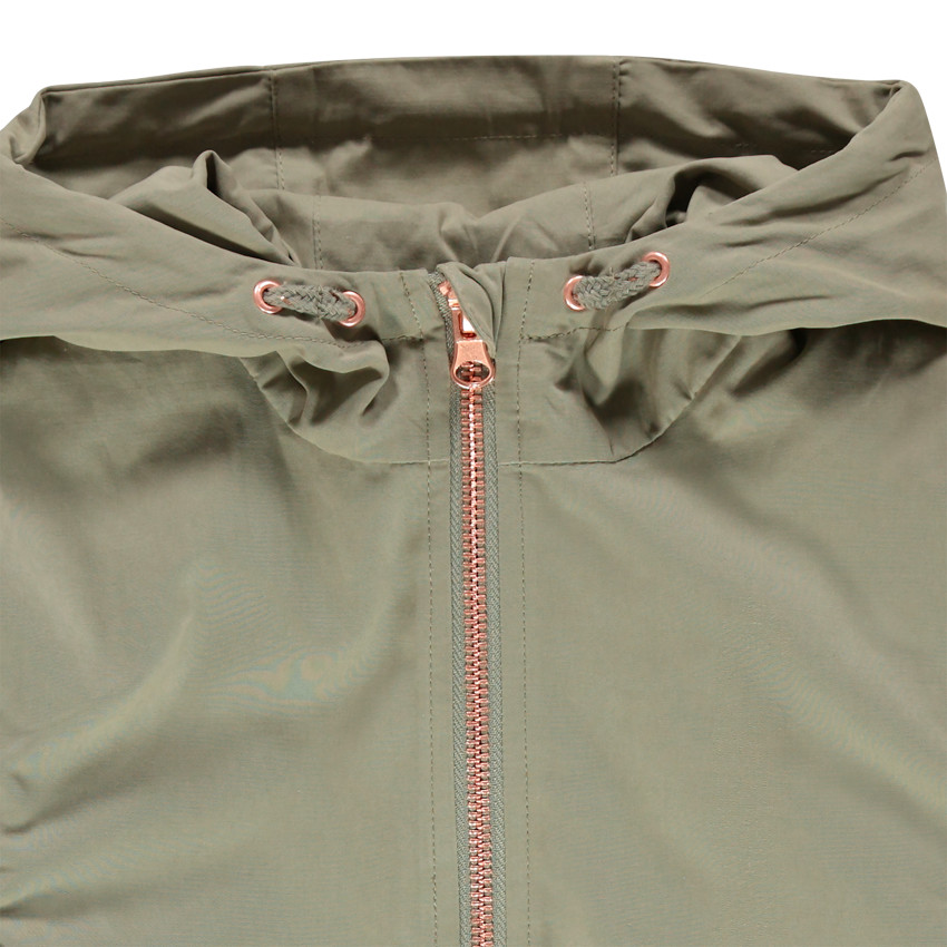 Τζάκετ σε στυλ σαφάρι με φερμουάρ στις τσέπες. 