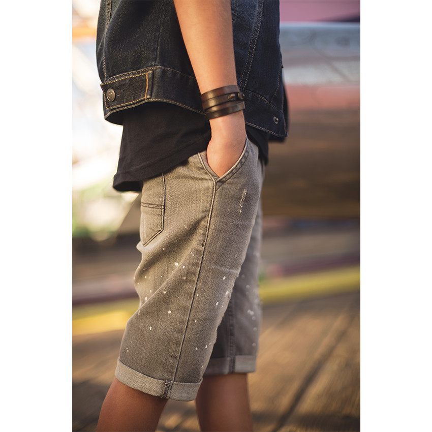 Παιδικά - Τζιν βερμούδα με φθαρμένη όψη σκισίματα και κηλίδες χρώματος 