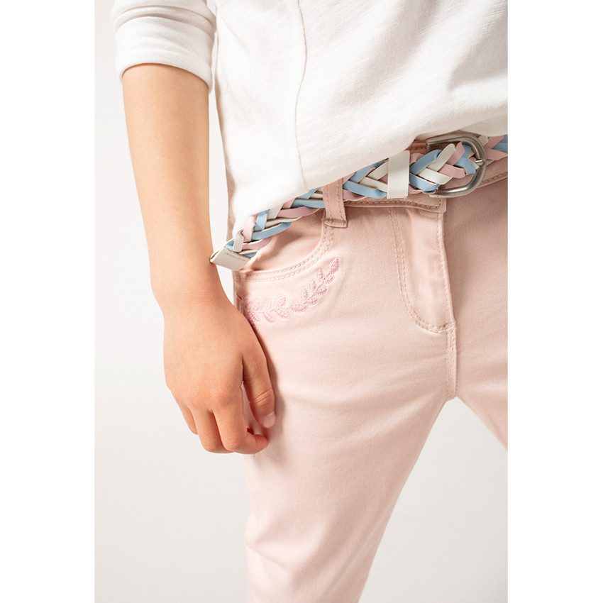 Slim παντελόνι με αφαιρούμενη ζώνη σε σχέδιο πλεξίδας 