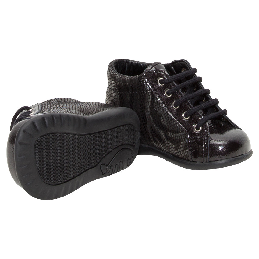 Δερμάτινα μποτάκια σε στιλ κροκό με κορδόνια και διακοσμητικό φιόγκο 