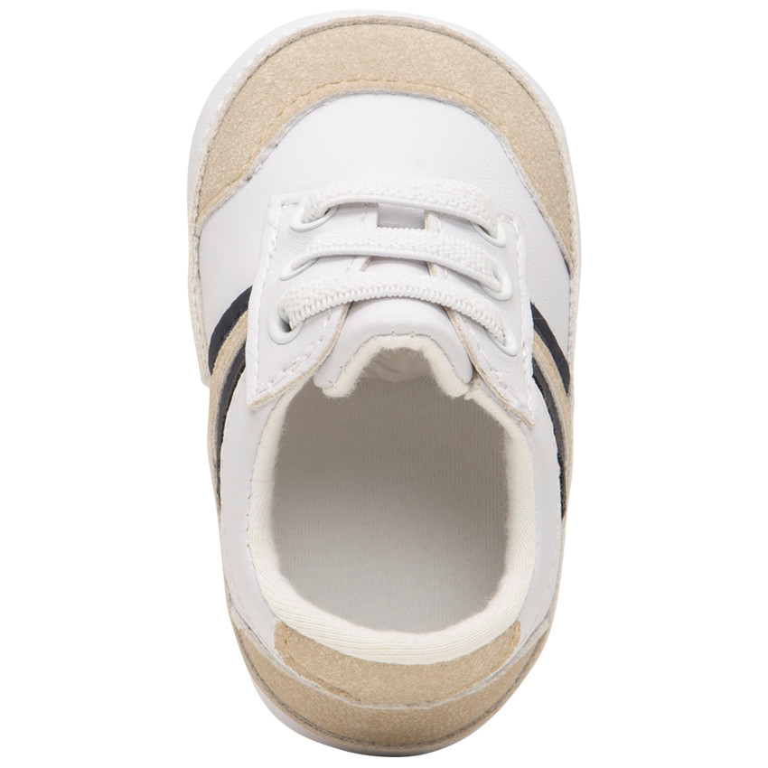 Μαλακά αθλητικά παπούτσια με φάσες και λωρίδες σε αντίθεση 